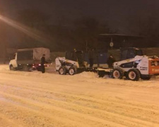 В Кривом Роге всю ночь боролись с непогодой - больше 80 единиц расчищали дороги от снега (ФОТО)