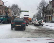 В Кривом Роге продолжается борьба со снегом (ФОТО)