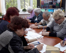 Вчитися ніколи не пізно: у Терцентрі соцобслуговування Інгулецького району вивчають українську мову