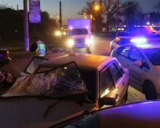 В Кривом Роге столкнулись два автомобиля и мотоцикл - пострадавшие находятся в больнице (фото)