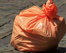 В Кривом Роге двое бомжей-тимуровцев помогли старушке избавиться от мусора
