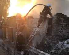 В Кривом Роге горят заброшенные сараи в Саксаганском районе (ФОТО)