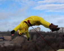 Криворожские экстремалы встретили новый год прыжками с моста в Запорожье
