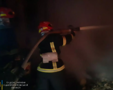 Криворізькі рятувальники гасили пожежу у господарчих спорудах, гаражі та лазні