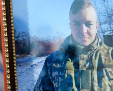 В Кривом Роге открыли мемориальную доску в честь погибшего в зоне АТО солдата Александра Маленко