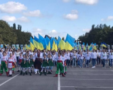 Более двух тысяч жителей Кривого Рога прошлись по улицам города в вышиванках (ФОТО)