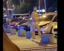 Мужчина в одних стрингах станцевал посреди Киева (ВИДЕО)