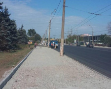 Реконструкция продолжается: в Кривом Роге на улице Волгоградской укладывают асфальт на тротуарах (ФОТОФАКТ)
