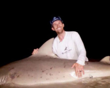 Рыбаки сняли схватку со 181-килограммовой акулой (ВИДЕО)