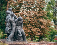 Отреставрировали памятник подпольщикам: реконструкция Гданцевского парка в Кривом Роге идёт полным ходом