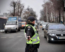 Патрульна поліція нагадує водіям та пішоходам про сигнали регулювальника