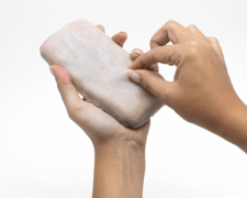 Ученые создали жуткий чехол для телефона из искусственной человеческой кожи (ФОТО+ВИДЕО)