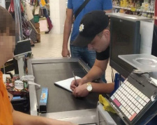 В Кривом Роге наказали кассира супермаркета, продававшего сигареты несовершеннолетним