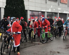 В Кривом Роге состоялся пробег Санта-Клаусов на велосипедах (ФОТО)