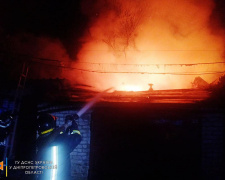 Криворізькі надзвичайники ліквідували пожежу на території приватного домоволодіння
