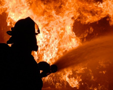 В Кривом Роге на пожаре в гаражном кооперативе чуть не сгорел человек