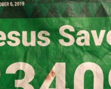 Бегуна с наклейкой &quot;Иисус спасет&quot; спас оппонент по имени Иисус (ФОТО)