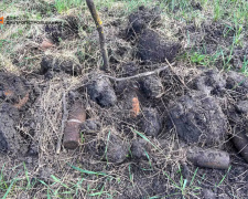 На Криворіжжі знайшли 54 застарілі артилерійські снаряди: піротехніки ДСНС їх знищили
