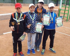 Юные криворожские теннисисты завоевали три первых места на соревнованиях в Новой Каховке (фото)