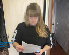 На Дніпропетровщині затримали шахрайку: жінка виманила півмільйона гривень у дружини загиблого захисника
