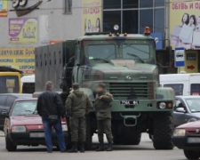 ДТП в Кривом Роге: армейский КРАЗ столкнулся с легковым авто (ФОТО)