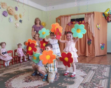 Небезразличные жители Кривого Рога поздравили детей с их праздником (ФОТО)