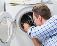 Чи потрібно вимикати машину після прання: поширені помилки