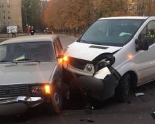 ДТП на улицах Кривого Рога: ВАЗ столкнулся с иномаркой (ФОТО)