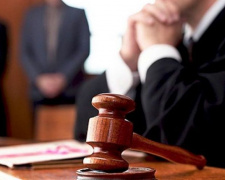 За брошенный в судью стул, адвокат из Кривого Рога может сесть на 3 года