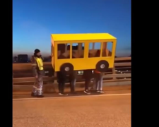 Пешеходы &quot;проехали&quot; по мосту в костюме автобуса (ВИДЕО)