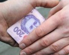 На Днепропетровщине двое чиновников оказались на скамье подсудимых за вымогательство 9000 долларов США