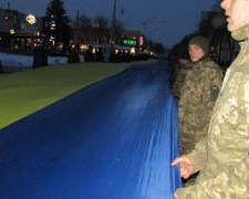 В Кривом Роге ко дню Соборности Украины растянули 100-метровый флаг (фото)