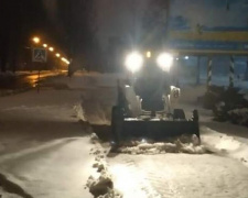 В Кривом Роге сутки боролись со снегом - 51 единица спецтехники (фото)
