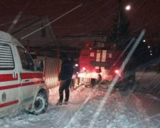 Спасатели Кривого Рога вытащили из снежного плена машину скорой помощи (ФОТО)