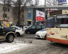В центре Кривого Рога иномарка «подрезала» троллейбус и спровоцировала пробки (ФОТО)