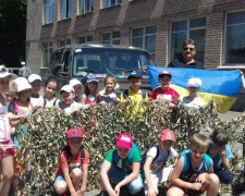 В Кривом Роге дети на каникулах плетут сетки для бойцов ООС