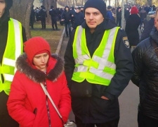 Криворожские активисты нашли девочку, которая объявлена в розыск по зданием ВР среди митингующих (фото)