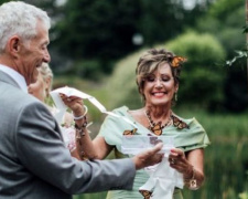 Выпущенные на свадьбе бабочки преследовали гостей (ФОТО) 