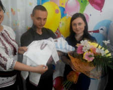 &quot;Українець з колиски&quot;: сегодня в Кривом Роге новорожденным вручили вышиванки (ФОТО)