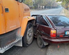 В Кривом Роге на Никопольском шоссе грузовик врезался в легковушку с младенцем (ФОТО)