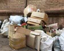 Как в Кривом Роге жители одного из домов зарабатывают на мусоре (ФОТО)