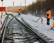 Снегопады не повлияли на движение поездов через Кривой Рог – расчистка путей идет круглосуточно