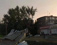 Во время шквала в Кривом Роге со здания сорвало крышу (фото)