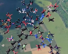 В Украине женщины-парашютистки установили мировой рекорд (ВИДЕО)