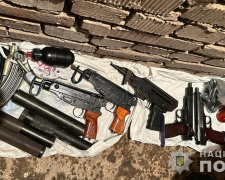 Продавці смерті: на Дніпропетровщині правоохоронці ліквідували канал нелегального продажу зброї