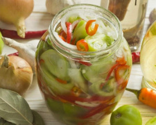 Салат із зелених помідорів на зиму з перцем, цибулею та зеленню – рецепт