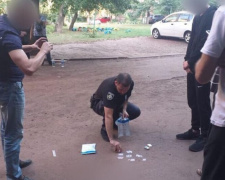 В Кривом Роге в центре города задержали наркодилеров с оружием