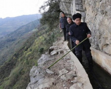 Китаец прорыл в горе водный канал для своей деревни. На это ушло 36 лет