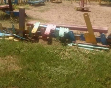 Жители одного из районов Кривого Рога собственными силами ремонтируют детскую площадку (ФОТО)