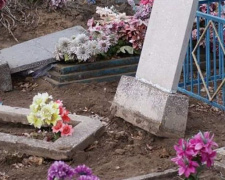 Вандалы надругались над могилами на кладбище под Кривым Рогом (фото)